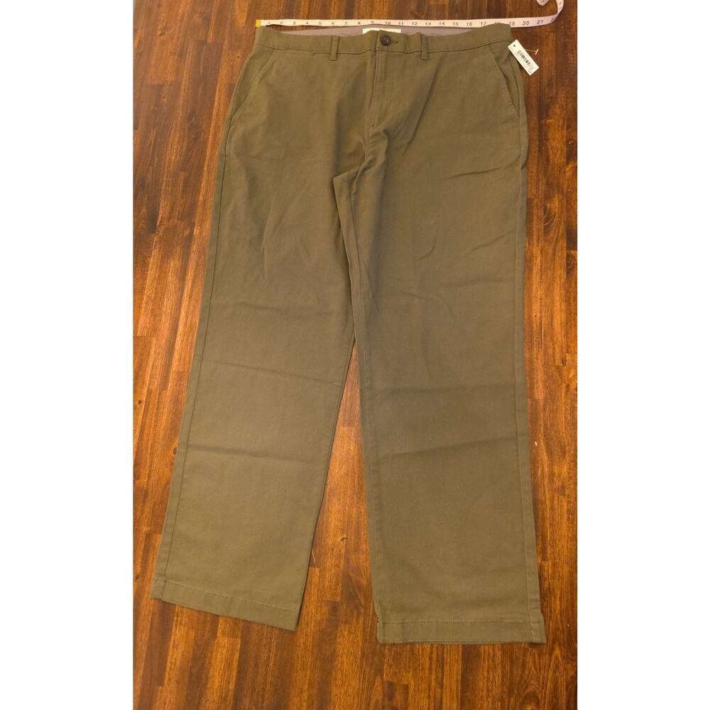 Amazon Essentials Men's 38x30 Classic Fit Chino Pants Olive Green NWT Casual